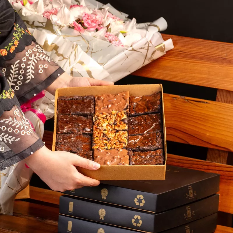 Big bouquet and 12 Brownies' box